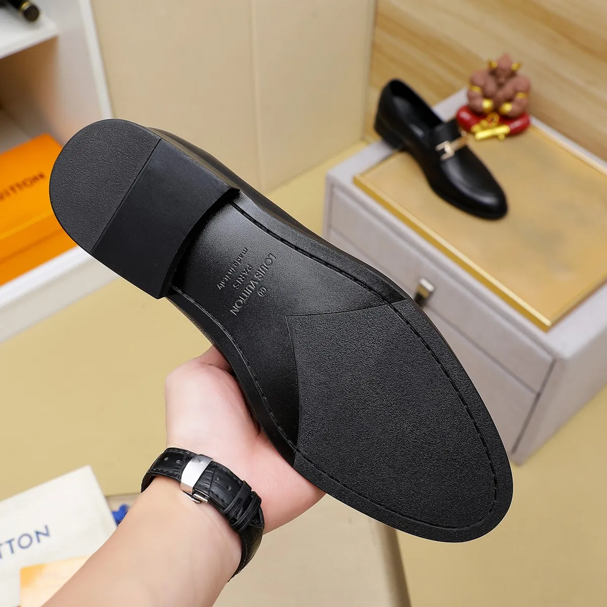 Men's Men's Shoes 💰420 💰[Louis Vuitton] LV high-end business formal leather shoes! ! Luxurious and elegant style, equal emphasis on practicality and style, professional focus on details and quality, counter original 1⃣️: 1⃣️ super accurate reproduction👍🏻! Material: The upper is made of imported original soft 🐂cowhide ➕imported first-layer sheepskin lining. Original anti-slip and wear-resistant outsole! Code number: 39--45, (38.46 custom-made) Large quantities in stock!